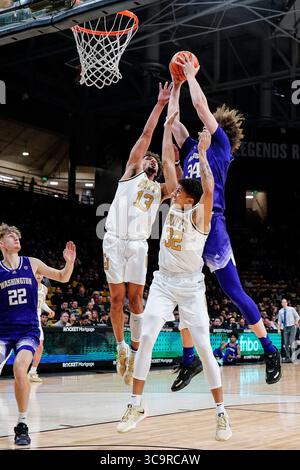 19 gennaio 2023: Il centro dei Washington Huskies Braxton Meah (34) cerca di passare sopra la guardia dei Colorado Buffaloes J'Vonne Hadley (13) e la guardia dei Colorado Buffaloes Nique Clifford (32) nel primo tempo della partita di basket di menâ tra Colorado e Washington a Boulder, CO. Derek Regensburger/CSM. (Immagine di credito: © Derek Regensburger/CSM tramite ZUMA Press Wire) Foto Stock