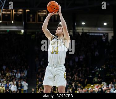 19 gennaio 2023: La guardia dei Colorado Buffaloes Ethan Wright (14) lancia un maglione a medio raggio nella seconda metà della partita di basket di menâ tra Colorado e Washington a Boulder, CO. Derek Regensburger/CSM. (Immagine di credito: © Derek Regensburger/CSM tramite ZUMA Press Wire) Foto Stock