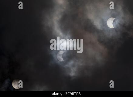 20 aprile 2023, Giacarta, Giacarta, Indonesia: Giacarta, Indnesia, 20 aprile 2023: Indonesia Solar Eclipese Hybrid visto a Taman Ismail Marzuki, persone che guardano con entusiasmo anche se l'eclissi sollare ha visto solo metà. (Immagine di credito: © Donal Husni/ZUMA Press Wire) Foto Stock