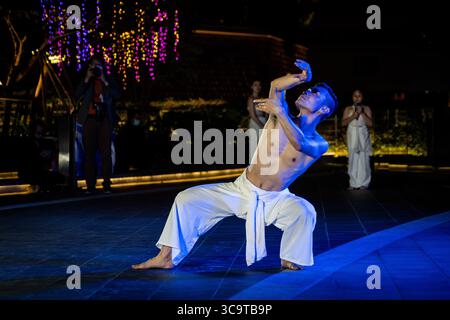 7 febbraio 2023, Bangkok, Bangkok, Thailandia: Ballerino si esibisce sotto forma di fiume Mekong. "A tale of Two Rivers" continua a Bangkok con HE Robert Godec, ambasciatore degli Stati Uniti in Thailandia, partecipando all'esclusiva performance finale interattiva di artisti statunitensi della COMPAGNIA e del gruppo di artisti contemporanei. Lo spettacolo, che celebra 190 anni di relazioni diplomatiche tra Stati Uniti e Tailandia, è una serie di danze interattive, musica e pezzi narrativi che collegano la maestosità dei fiumi Mekong e Mississippi. (Immagine di credito: © Matt Hunt/ZUMA Press Wire) Foto Stock