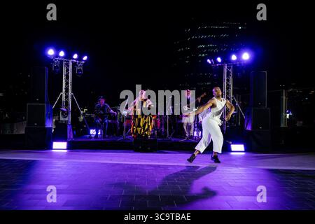 7 febbraio 2023, Bangkok, Bangkok, Thailandia: Ballerino si esibisce sotto forma di fiume Mississippi. "A tale of Two Rivers" continua a Bangkok con HE Robert Godec, ambasciatore degli Stati Uniti in Thailandia, partecipando all'esclusiva performance finale interattiva di artisti statunitensi della COMPAGNIA e del gruppo di artisti contemporanei. Lo spettacolo, che celebra 190 anni di relazioni diplomatiche tra Stati Uniti e Tailandia, è una serie di danze interattive, musica e pezzi narrativi che collegano la maestosità dei fiumi Mekong e Mississippi. (Immagine di credito: © Matt Hunt/ZUMA Press Wire) Foto Stock