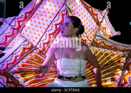 7 febbraio 2023, Bangkok, Bangkok, Thailandia: Ballerina tailandese che indossa un tradizionale costume di carta balla in rappresentazione del fiume Mekong. "A tale of Two Rivers" continua a Bangkok con HE Robert Godec, ambasciatore degli Stati Uniti in Thailandia, partecipando all'esclusiva performance finale interattiva di artisti statunitensi della COMPAGNIA e del gruppo di artisti contemporanei. Lo spettacolo, che celebra 190 anni di relazioni diplomatiche tra Stati Uniti e Tailandia, è una serie di danze interattive, musica e pezzi narrativi che collegano la maestosità dei fiumi Mekong e Mississippi. (Immagine di credito: © Matt Hunt/ZUMA Press Wire) Foto Stock