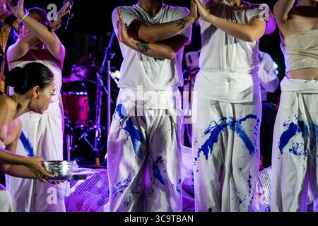 7 febbraio 2023, Bangkok, Bangkok, Thailandia: Una ballerina spruzza vernice blu sui costumi bianchi di artisti provenienti dagli Stati Uniti e dalla Thailandia mentre si tengono per mano per rappresentare il collegamento tra il Mekong e il Mississippi. "A tale of Two Rivers" continua a Bangkok con HE Robert Godec, ambasciatore degli Stati Uniti in Thailandia, partecipando all'esclusiva performance finale interattiva di artisti statunitensi della COMPAGNIA e del gruppo di artisti contemporanei. Lo spettacolo, che celebra 190 anni di relazioni diplomatiche tra Stati Uniti e Tailandia, è una serie di danze interattive, musica e pezzi narrativi che collegano la maestosità del Meko Foto Stock