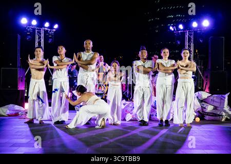 7 febbraio 2023, Bangkok, Bangkok, Thailandia: Una ballerina spruzza vernice blu sui costumi bianchi di artisti provenienti dagli Stati Uniti e dalla Thailandia mentre si tengono per mano per rappresentare il collegamento tra il Mekong e il Mississippi. "A tale of Two Rivers" continua a Bangkok con HE Robert Godec, ambasciatore degli Stati Uniti in Thailandia, partecipando all'esclusiva performance finale interattiva di artisti statunitensi della COMPAGNIA e del gruppo di artisti contemporanei. Lo spettacolo, che celebra 190 anni di relazioni diplomatiche tra Stati Uniti e Tailandia, è una serie di danze interattive, musica e pezzi narrativi che collegano la maestosità del Meko Foto Stock
