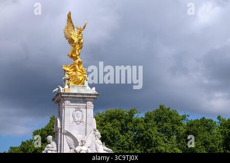 Londra, Regno Unito - 26 maggio 2025: Veduta del Victoria Memorial a Buckingham Palace a Londra Foto Stock