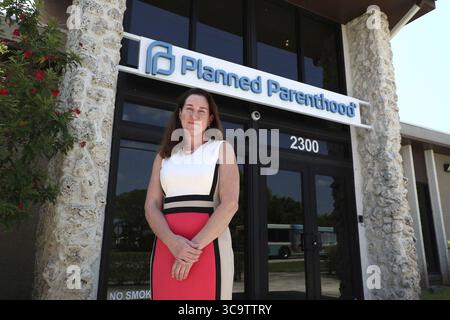 8 aprile 2023: Laura Goodhue, direttore esecutivo della Florida Alliance of Planned Parenthood Affiliates, visita il centro di West Palm Beach, Florida, il 24 giugno 2022. (Immagine di credito: © Carline Jean/South Florida Sun Sentinel tramite ZUMA Press Wire) Foto Stock