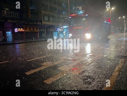 Hong Kong, Cina. 4 agosto 2025. L'Osservatorio di Hong Kong ha emesso un segnale di avvertimento di pioggia nera la mattina del 5 agosto. Era la quarta volta in otto giorni. Questo è il livello più alto nel sistema di allarme a tre livelli dell'osservatorio. Ciò indica che forti piogge sono cadute o si prevede che cadano generalmente su Hong Kong, superando i 70 mm in un'ora, e che probabilmente continueranno. Crediti: Hou Yu/China News Service/Alamy Live News Foto Stock