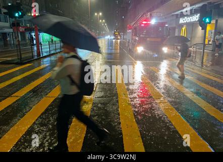 Hong Kong, Cina. 4 agosto 2025. L'Osservatorio di Hong Kong ha emesso un segnale di avvertimento di pioggia nera la mattina del 5 agosto. Era la quarta volta in otto giorni. Questo è il livello più alto nel sistema di allarme a tre livelli dell'osservatorio. Ciò indica che forti piogge sono cadute o si prevede che cadano generalmente su Hong Kong, superando i 70 mm in un'ora, e che probabilmente continueranno. Crediti: Hou Yu/China News Service/Alamy Live News Foto Stock