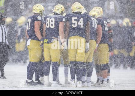 19 novembre 2022: L'attacco di Notre Dame si abbraccia nella tempesta di neve durante la partita di football NCAA tra i Boston College Eagles e i Notre Dame Fighting Irish al Notre Dame Stadium di South Bend, Indiana. Notre Dame sconfisse il Boston College 44-0. John Mersits/CSM. (Immagine di credito: © John Mersits/CSM tramite ZUMA Press Wire) Foto Stock