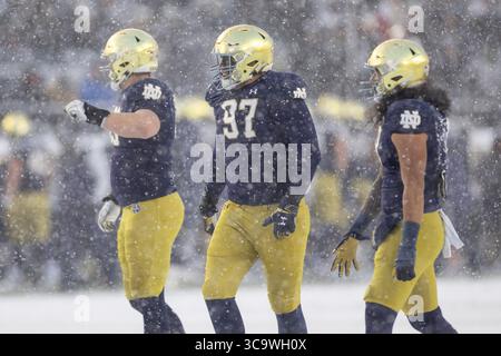 19 novembre 2022: I difensori di Notre Dame si trovano nella tempesta di neve durante la partita di football NCAA tra i Boston College Eagles e i Notre Dame Fighting Irish al Notre Dame Stadium di South Bend, Indiana. Notre Dame sconfisse il Boston College 44-0. John Mersits/CSM. (Immagine di credito: © John Mersits/CSM tramite ZUMA Press Wire) Foto Stock