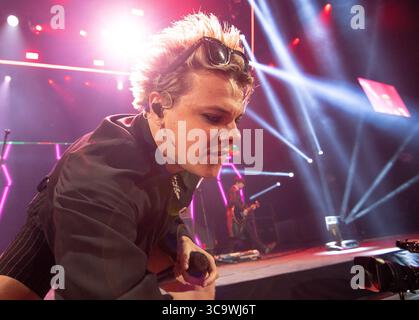 10 dicembre 2022, Inglewood, CA, USA: YUNGBLUD si esibisce sul palco durante il ''KROQ Almost Acoustic Christmas'' di Audacy al Kia Forum il 10 dicembre 2022 a Inglewood, California. (Immagine di credito: © imageSPACE tramite ZUMA Press Wire) Foto Stock