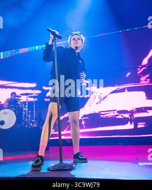 10 dicembre 2022, Inglewood, CA, USA: YUNGBLUD si esibisce sul palco durante il ''KROQ Almost Acoustic Christmas'' di Audacy al Kia Forum il 10 dicembre 2022 a Inglewood, California. (Immagine di credito: © imageSPACE tramite ZUMA Press Wire) Foto Stock