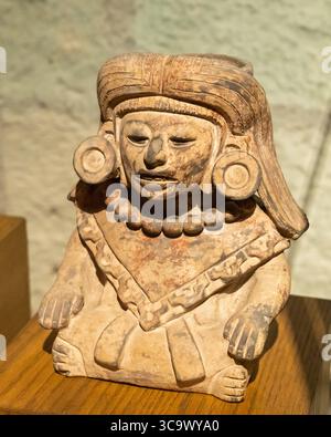 8 novembre 2018, Oaxaca de Juarez, Oaxaca, Messico: Urna funeraria zapoteca di ceramica pre-ispanica di una donna nel Museo della Cultura di Oaxacan, Oaxaca, Messico. (Immagine di credito: © Jon G. Fuller / Vwpics/VW Pics via ZUMA Press Wire) Foto Stock