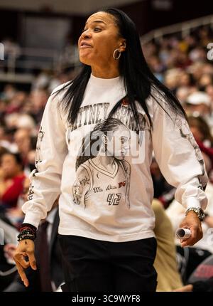 20 novembre 2022 Stanford, CA, U.S.A., capo-allenatore della Carolina del Sud Dawn Staley, squadra di campo durante la partita di pallacanestro femminile NCAA tra South Carolina Gamecocks e Stanford Cardinal. South Carolina ha battuto Stanford 76-71 ai supplementari al Maples Pavilion Stanford, CA. Thurman James /CSM (Credit Image: © Thurman James/CSM via ZUMA Press Wire) Foto Stock