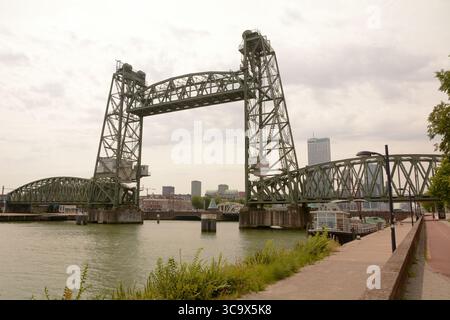 Koningshavenbrug De Hef un ponte verticale sul Koningshaven chanel a Rotterdam, Paesi Bassi Foto Stock