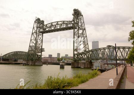 Koningshavenbrug De Hef un ponte verticale sul Koningshaven chanel a Rotterdam, Paesi Bassi Foto Stock