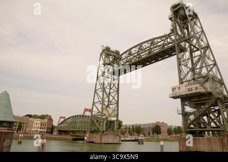Koningshavenbrug De Hef un ponte verticale sul Koningshaven chanel a Rotterdam, Paesi Bassi Foto Stock