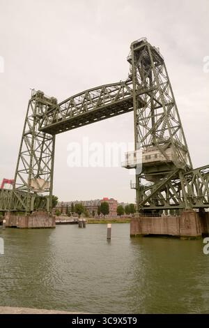 Koningshavenbrug De Hef un ponte verticale sul Koningshaven chanel a Rotterdam, Paesi Bassi Foto Stock