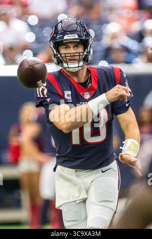 30 ottobre 2022, Houston, Texas, Stati Uniti: Il quarterback degli Houston Texans DAVIS MILLS (10) lancia un rapido passaggio durante la gara di football tra i Tennessee Titans e gli Houston Texans domenica 30 ottobre 2022, all'NRG Park di Houston, Texas. I Titans sconfissero i Texans 17-10. (Immagine di credito: © Tom Walko/ZUMA Press Wire) Foto Stock