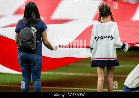 30 ottobre 2022, Houston, Texas, Stati Uniti: I tifosi degli Houston Texans sventolano la bandiera americana durante l'inno nazionale prima della partita di football tra i Tennessee Titans e gli Houston Texans domenica 30 ottobre 2022, all'NRG Park di Houston, Texas. I Titans sconfissero i Texans 17-10. (Immagine di credito: © Tom Walko/ZUMA Press Wire) Foto Stock