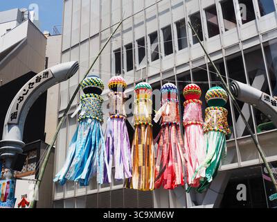 TOKYO, GIAPPONE - 24 luglio 2025: Decorazioni del festival Tanabata (The Star Festival) appese dal cancello alla testa di Shibuya Center GAI Street. Foto Stock