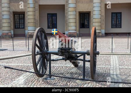 Stoccolma, Svezia - 10 luglio 2025: Cannone storico esposto nel cortile del Palazzo reale, che riflette il patrimonio militare svedese e le fortificazioni Foto Stock
