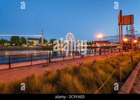 Ruota panoramica di Danzica nella città vecchia di Danzica al crepuscolo serale riflessione sull'acqua del fiume. Foto a lunga esposizione. Foto Stock