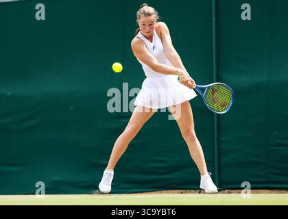 Il tennista junior britannico Ruby Cooling (GBR) in azione ai campionati di Wimbledon 2025, Londra, Inghilterra, Regno Unito. Foto Stock
