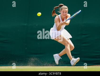 Il tennista junior britannico Ruby Cooling (GBR) in azione ai campionati di Wimbledon 2025, Londra, Inghilterra, Regno Unito. Foto Stock