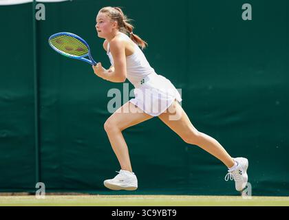 Il tennista junior britannico Ruby Cooling (GBR) in azione ai campionati di Wimbledon 2025, Londra, Inghilterra, Regno Unito. Foto Stock