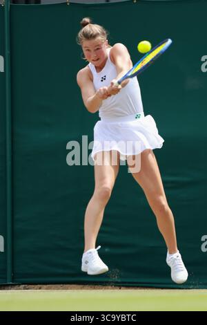 Il tennista junior britannico Ruby Cooling (GBR) in azione ai campionati di Wimbledon 2025, Londra, Inghilterra, Regno Unito. Foto Stock