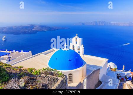 Santorini, Grecia. Blu cupola chiesa San Spirou in Firostefani village. Foto Stock