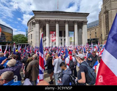Gran Bretagna: Prima marcia nel centro di Manchester il 2 agosto 2025, mostrando folle di manifestanti nel centro di Manchester, Regno Unito Foto Stock