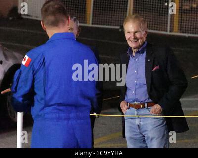 28 dicembre 2022: L'amministratore della NASA Bill Nelson, Right, chatta con un membro del corpo astronauti canadese in attesa che gli astronauti dell'equipaggio 4 partissero per il complesso di lancio 39-A per prepararsi al lancio verso la stazione spaziale Internazionale a bordo di un razzo Falcon 9 SpaceX dal Kennedy Space Center in Florida il 27 aprile 2022. (Immagine di credito: © Joe Burbank/Orlando Sentinel tramite ZUMA Press Wire) Foto Stock
