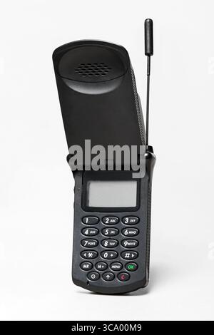 Telefono cellulare vecchio stile con tastiera e piccolo schermo che mostra il design iconico della tecnologia di comunicazione degli anni '1990 Foto Stock