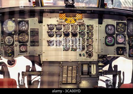Vista ravvicinata di una cabina di pilotaggio di un elicottero d'epoca, che mette in risalto l'intricata strumentazione e i controlli dell'aereo Foto Stock