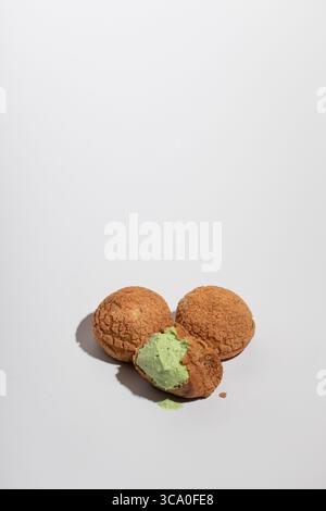 New York City, New york, Stati Uniti: Tre polsini Matcha Cream con un morso su sfondo grigio (Credit Image: © Novo Images/Glasshouse via ZUMA Press Wire) Foto Stock