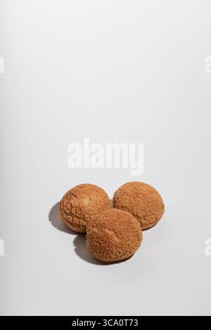 New York City, New York: Tre Matcha Cream Puffs su sfondo grigio (immagine di credito: © Novo Images/Glasshouse via ZUMA Press Wire) Foto Stock