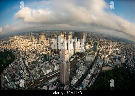 Vista panoramica di Shinjuko Tokyo, presa da un elicottero Foto Stock