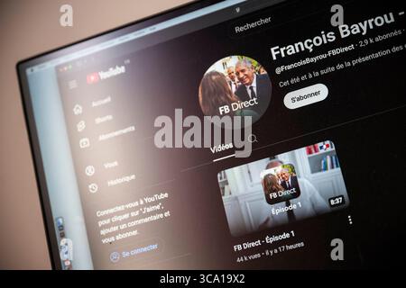 Parigi, Francia. 6 agosto 2025. Questa fotografia mostra il primo episodio del primo ministro francese Francois Bayrou canale YouTube "FB Direct" a Parigi il 6 agosto 2025. Foto di Eliot Blondet/ABACAPRESS.COM credito: Abaca Press/Alamy Live News Foto Stock