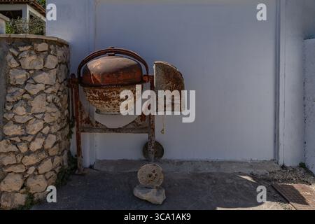 Una vecchia betoniera arrugginita si trova fuori dalla porta del garage. Foto Stock