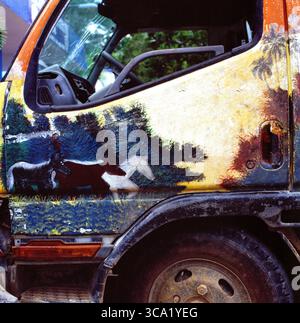 Disegno di un cavallo in corsa sulla portiera del conducente di un camion, catturato in formato medio per dettagli nitidi e consistenza ricca, enfatizzando lo stile ispirato al movimento. Foto Stock