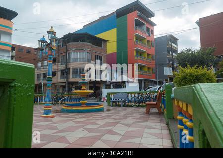 Tipica scena di strada con piccola piazza e case dipinte in colori allegri a Guatapé, Dipartimento di Antioquia, Colombia Foto Stock