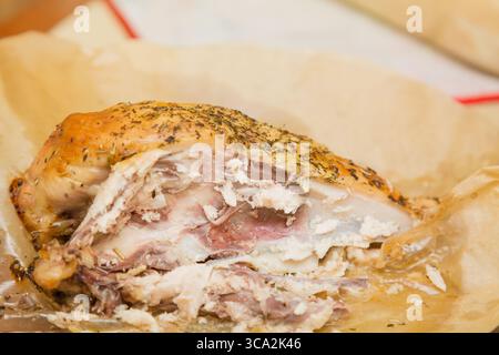 Tagliare il pollo arrosto da vicino con le spezie. Foto Stock