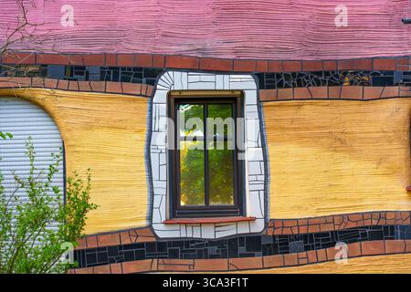Vibrante parete esterna del complesso residenziale Waldspirale caratterizzata da tessuti e colori unici, che mostrano un design architettonico artistico a Darmsta Foto Stock