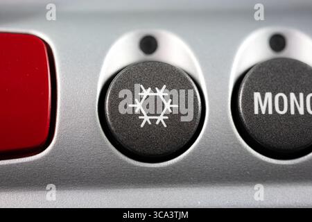 Pulsante AC auto con pittogramma fiocco di neve e indicatore LED. Primo piano, niente gente Foto Stock