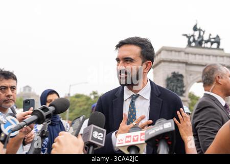 New York, Stati Uniti. 5 agosto 2025. La candidata del Partito Democratico Maya Zohran Mamdani partecipa alla serata Nazionale con il Procuratore generale di Stato Letitia James sulla Grand Army Plaza a Brooklyn. (Foto di Lev Radin/Pacific Press) credito: Pacific Press Media Production Corp./Alamy Live News Foto Stock