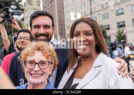 New York, Stati Uniti. 5 agosto 2025. La candidata del Partito Democratico Maya Zohran Mamdani partecipa alla serata Nazionale con il Procuratore generale di Stato Letitia James sulla Grand Army Plaza a Brooklyn. (Foto di Lev Radin/Pacific Press) credito: Pacific Press Media Production Corp./Alamy Live News Foto Stock