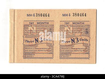 Buoni di razionamento benzina vintage del Regno Unito datati 1974 su sfondo bianco. Foto Stock