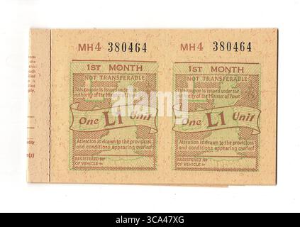 Buoni di razionamento benzina vintage del Regno Unito datati 1974 su sfondo bianco. Foto Stock